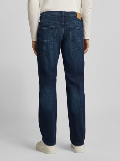 Männermodel trägt Regular Fit Jeans mit Eingrifftaschen von MCNEAL aus Baumwoll-Elasthan-Mix, dunkelblau, Gesäßtaschen, Ganzkörperansicht Rückansicht.
