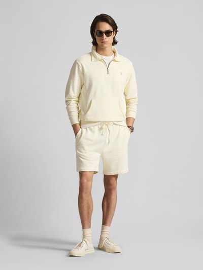 Männermodel trägt Regular Fit Sweatshorts aus reiner Baumwolle von Polo Ralph Lauren in Uni-Optik mit Logo-Stitching, Ganzkörperansicht von vorne.