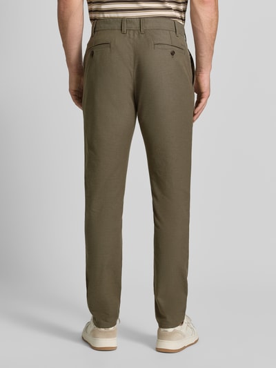 Männermodel trägt Kleingemusterte Hose mit Gesäßtaschen von MCNEAL in Oliv, Slim Fit, Baumwoll-Elasthan-Mix, Ganzkörperansicht Rückansicht