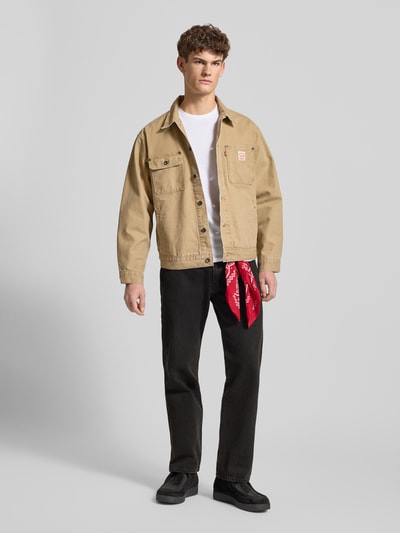 Männermodel trägt Jeans mit 5-Pocket-Design von Levi's®, Reine Baumwolle, Relaxed-Fit, schwarze Textur, Ganzkörperansicht von vorne.
