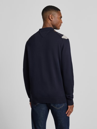 Mężczyzna model nosi Regular Fit Strickpullover aus reiner Baumwolle od Tommy Hilfiger, granatowy, gładki wzór gitterkaro, widok z tyłu całej sylwetki.