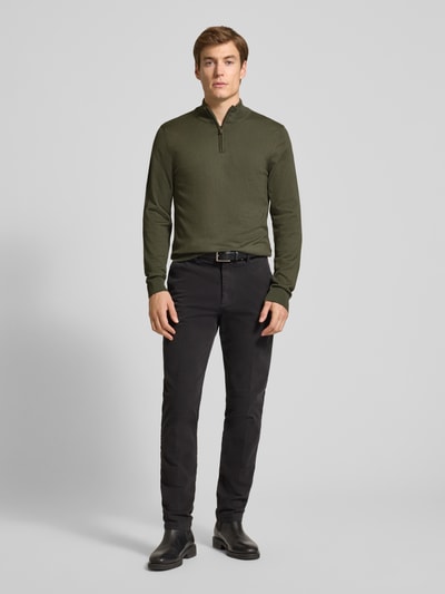 Männermodel trägt Regular Fit Troyer mit Reißverschluss van HECHTER PARIS, olijfgroen, katoenmix, lange mouwen, frontale volledige lichaamsaanzicht.