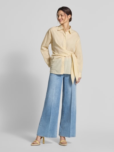 Vrouwenmodel draagt Wide Leg Jeans met vouwlijnen model 'MAURY' van SEDUCTIVE, katoenmix met lyocell, five-pocket, vooraanzicht volledige lengte.