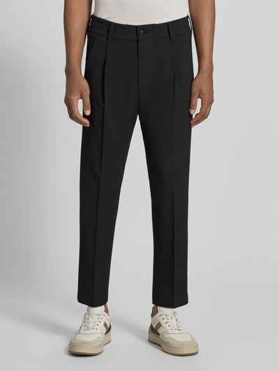 Männermodel trägt schwarze Hose mit Gesäßtaschen Modell 'CHASY' von Drykorn aus Baumwoll-Mix im Slim-Fit, Material-Mix, Ganzkörperansicht von vorne. Bundweite 33 cm, Innenbeinlänge 64 cm bei Größe 32/32.