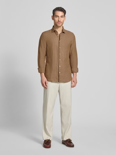 Männermodel trägt Slim Fit Business-Hemd aus linnen met kentkraag van SEIDENSTICKER, knoopsluiting, ruglengte 69 cm, schouderbreedte 43 cm, mouwlengte 64 cm, ganzlichaamsaanzicht van voren.