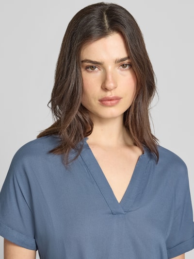Kobiece modelka nosi Relaxed Fit Blusenshirt aus reiner Viskose Modell 'BEAUTY' von Vero Moda, efekt: jednolity kolor, dekolt w serek, krótki rękaw z brzegi, materiał: czysta wiskoza, zbliżenie na górną część ciała.