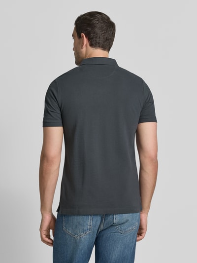 Mężczyzna nosi Regular Fit Poloshirt aus reiner Baumwolle od s.Oliver RED LABEL, ciemnoszary kolor, gładka tekstura, widok z tyłu, zdjęcie całej sylwetki