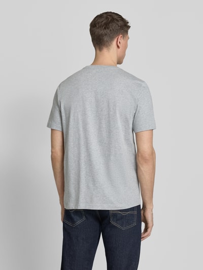 Männermodel trägt Regular Fit T-Shirt mit Label-Print von PAUL SMITH aus reiner Baumwolle, graue Farbe, Rückenlänge 70 cm, Ganzkörperansicht Rückansicht.