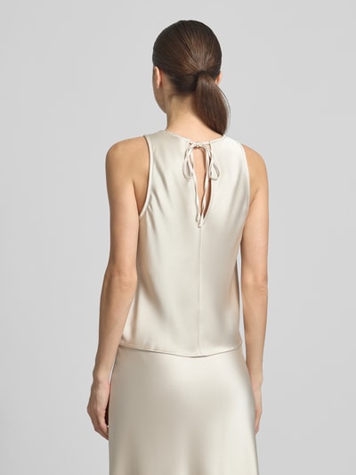 Frauenmodel trägt Top aus Satin mit Rundhalsausschnitt Modell 'Laureen' von GUIDO MARIA KRETSCHMER WOMAN, Regular-Fit, Rückenlänge 51 cm, Ganzkörperansicht Rückansicht.