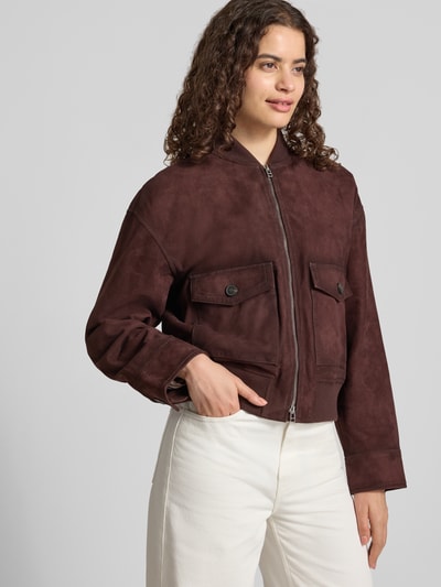 Frauenmodel trägt Regular Fit Leder- / Kunstlederjacke aus echtem Ziegenleder von Marc O'Polo in Dunkelbraun, Damen Leder- / Kunstlederjacke, Ganzkörperansicht von vorne.