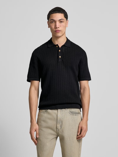 Männermodel trägt Regular Fit Poloshirt aus Baumwoll-Mix Modell 'MOON' von Only & Sons in Strickoptik mit Struktur-Muster, Ganzkörperansicht von vorne.