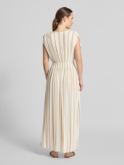 Modelka kobieca nosi długą sukienkę Maxikleid aus reiner Viskose od ZABAIONE, jasne, pionowe wzory, taliowany krój, krótki rękaw, dekolt w serek, ozdobne tasiemki w talii, długość tyłu 131 cm, szerokość w rozmiarze S: 41 cm, widok całej sylwetki od tyłu.