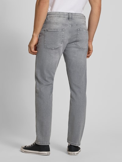 Mannelijk model draagt Regular Fit Straight Leg Jeans aus Baumwoll-Mix Modell 'WEFT' van Only & Sons in grijze denimlook met labelpatch, 5-pocketmodel, knoop- en ritssluiting, katoenmix twill, ganzekörperaanzicht achteraan.