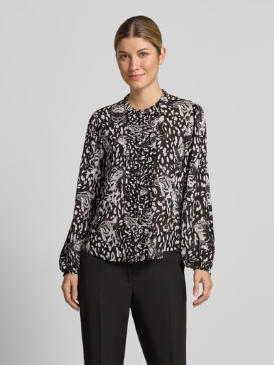 Frauenmodel trägt Regular Fit Langarmbluse mit Allover-Muster Modell 'REMIX SPORTS D' von Marc Cain, Damen Langarmbluse, Ganzkörperansicht von vorne