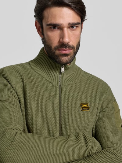 Männermodel trägt Strickjacke mit Reißverschluss von PME Legend, olivgrün, Reine Baumwolle, Regular-Fit, Stehkragen, Label-Detail, Nahaufnahme Oberkörper.