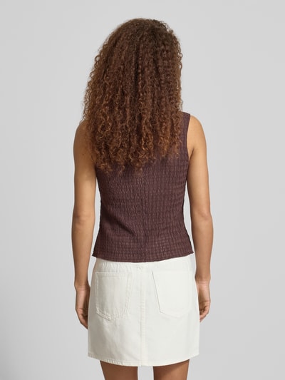 Frauenmodel trägt Slim Fit Weste mit Seersucker-Struktur Modell 'ILSE' von Only, Optik: Unifarben, Ganzkörperansicht Rückansicht.