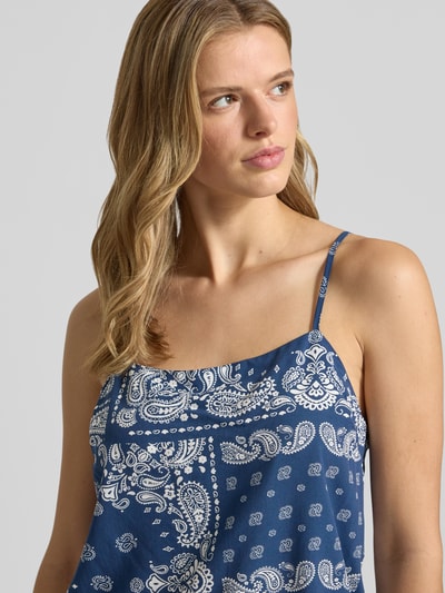 Frauenmodel trägt Regular-Fit Trägertop aus reiner Viskose Modell 'RAMSE AMBEL' von Only, blau mit weißem Muster, Nahaufnahme Oberkörper, Damen Trägertop.