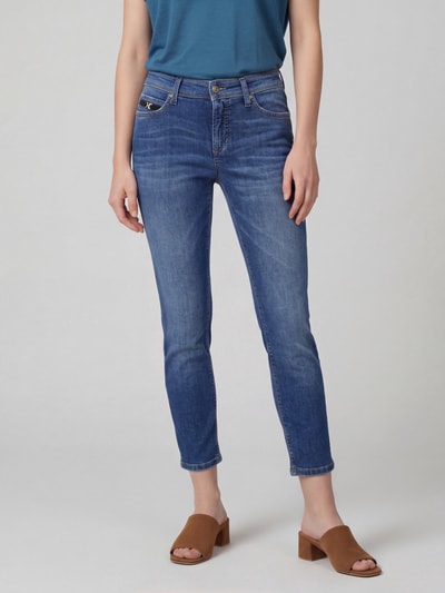 Frauenmodel trägt blaue Slim Fit Jeans aus Baumwoll-Mix Modell 'PIPER' von CAMBIO, Damen Slim Fit Jeans, Ganzkörperansicht von vorne.