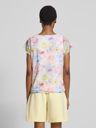 Vrouwenmodel draagt t-shirt van ZABAIONE, Model 'Pa44ndora', materiaalmix met stretch, regular fit, all-over look, v-hals, ruglengte maat S 59 cm, all-over pastelkleuren en bloemmotieven, rugaanzicht volledige lichaamsopname