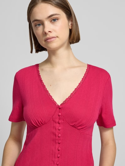 Frauenmodel trägt Blusenshirt in Pointelle-Optik Modell 'Vianne' von OH APRIL in Pink mit V-Ausschnitt, reine Baumwolle, Nahaufnahme Oberkörper.