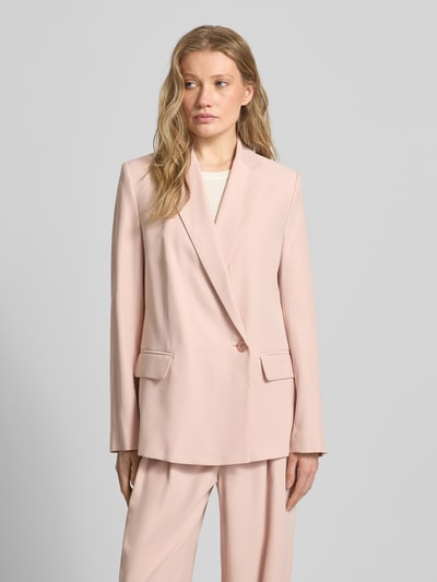Frauenmodel trägt Relaxed Fit Blazer aus Viskose-Mix mit Pattentaschen von Jake*s Collection in zartem Rosa, Nahaufnahme Oberkörper. Rückenlänge 69 cm, Brustweite 48 cm, Ärmellänge 64 cm, feine glatte Textur und klassischer Reverskragen.