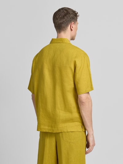 Männermodel trägt Regular Fit Freizeithemd aus reinen Leinen von JAKE*S STUDIO MEN in Gelb mit floralen Stickereien, Rückansicht Ganzkörperansicht.