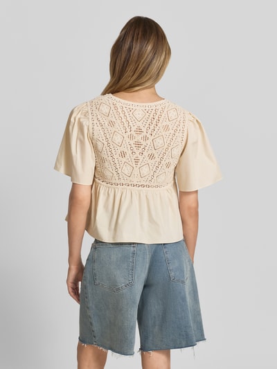 Frauenmodel trägt Blusentop mit Häkelspitze Modell 'SALVI' von Bash aus Reine Baumwolle, Regular-Fit, helle Farbe, Rückenansicht.