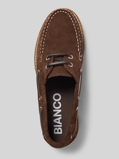 Produktfoto, Loafer aus echtem Leder in Velours-Optik von BIANCO in Braun mit abgerundeter Passform, profilierter Sohle, Absatzhöhe 3 cm, Schafthöhe 6 cm, Schaftweite 12 cm, Kontrastnähte und strukturierter Textur.