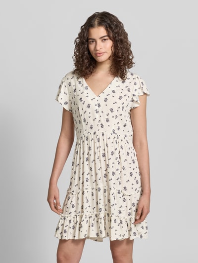Frauenmodel trägt tailliertes Damen Freizeitkleid von Only Modell 'CLAUDETTE' mit Optik:Allover-Muster, Mini-Länge, reine Viskose, Ganzkörperansicht von vorne.