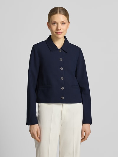 Vrouwenmodel draagt regular fit dames blazer met platte kraag, knoopsluiting, steekzakken, model 'DORINA' van GUIDO MARIA KRETSCHMER WOMAN in donkerblauw, zachte textuur, ruglengte maat 36: 52 cm, borstwijdte: 36 cm, mouwlengte: 61 cm, geheelvooraanzicht.