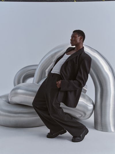 Mannenmodel draagt Stoffhose aus Woll-Mix van VETEMENTS, recht model, haak- en ritssluiting, riemlussen, zwart, Ganzkörperansicht van voren.