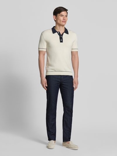 Männermodel trägt Modern Fit Jeans mit Eingrifftaschen Modell 'Fortress' von JOOP! Collection, dunkles Blau, Ganzkörperansicht von vorne. Baumwoll-Elasthan-Mix, Herren Jeans, Bundweite 42 cm, Innenbeinlänge 79 cm.