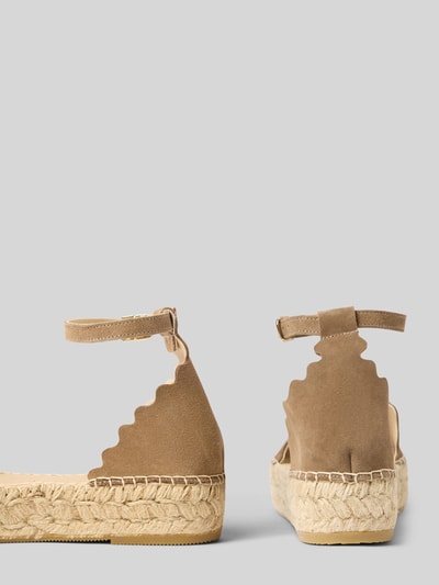 Produktfoto, Sandalette aus Leder Modell 'LYON' von Espadrij in Beige mit Riemen, Dornschließe, Plateausohle, Absatzhöhe 4 cm, Schafthöhe 10 cm, Schaftweite 9 cm, kontrastierende Textur aus Glattleder und Bast, Sandalen-Form.