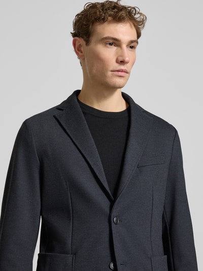 Männermodel trägt Slim Fit Sakko mit Viskose-Anteil Modell 'P-HANRY-J-WG-PK-261F' von BOSS, dunkel, unifarben, Nahaufnahme Oberkörper.