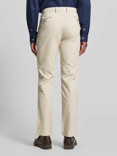 Männermodel trägt Slim Fit Chino aus Baumwoll-Mix Modell 'GREENWICH' von Polo Ralph Lauren, beżowe, Ganzkörperansicht Rückansicht.
