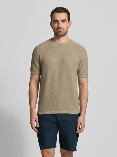 Männermodel trägt Regular Fit T-Shirt aus Baumwoll-Leinen-Mix von Marc O'Polo in Strickoptik, beige, kurzarm, Ganzkörperansicht von vorne.