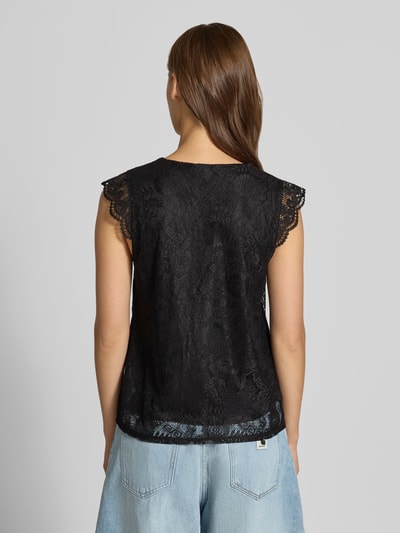 Frauenmodel trägt schwarzes Regular Fit Blusentop mit Spitzenbesatz Modell 'OLLINE' von PIECES, Spitzenstruktur, Ganzkörperansicht Rückansicht. Damen Blusentop von PIECES.