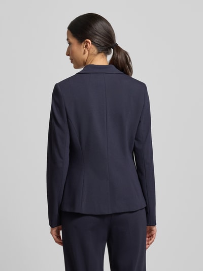 Frauenmodel trägt Blazer mit Reverskragen von comma in Dunkelblau, Slim Fit, glatte Struktur, Rückenansicht, Ganzkörperansicht Rückansicht.
