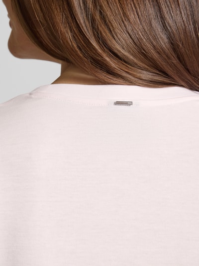 Frauenmodel trägt Regular Fit T-Shirt aus reiner Baumwolle Modell 'ECRICI' von BOSS, Optik: Unifarben, Label-Applikation, Ziernähte, Materialverarbeitung: Jersey, Nahaufnahme Rückansicht.