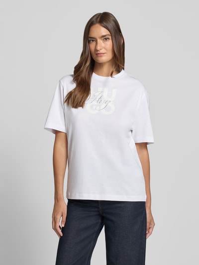 Modelka kobieca nosi damski t-shirt o kroju regular fit Regular Fit T-Shirt aus reiner Baumwolle Modell 'Dashire_5' od HUGO, biała, prosty fason, widok całej sylwetki z przodu