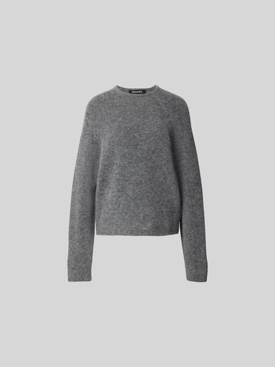 Produktfoto, Pullover in Strick-Optik aus Alpaka-Mix von black palms in Grau, Relaxed-Fit, Rundhalsausschnitt, elastische Ärmelabschlüsse, Rückenlänge 62 cm bei Größe S, weiche Textur