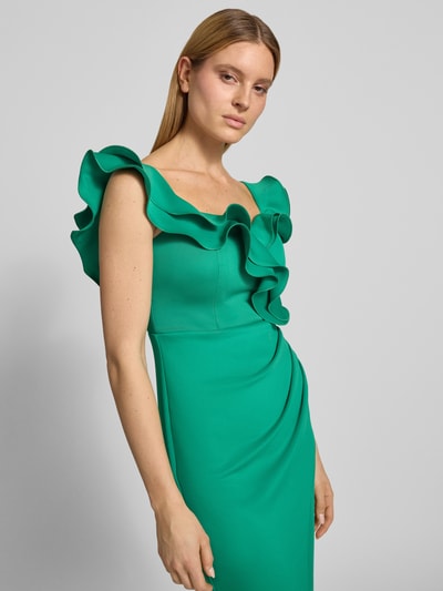 Frauenmodel trägt Slim Fit Abendkleid mit Rüschenbesatz von Lipsy in Grün, Elastischer-Material-Mix, Ärmelloses-Design, Nahaufnahme Oberkörper.