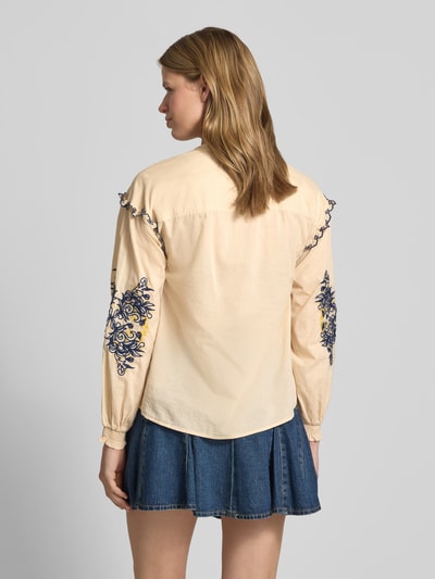 Frauenmodel trägt Loose Fit Tunika aus reiner Baumwolle Modell 'BELIZA' von Pepe Jeans, Optik: Unifarben, floral-Stitching, Popeline, Gesmokt, Ganzkörperansicht Rückansicht