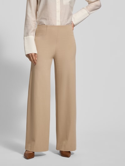 Vrouwenmodel draagt Stoffhose mit Gesäßtaschen Modell 'KIMBERLEY' van SEDUCTIVE, beige, losse fit, viscosemix, voorkant, close-up bovenlichaam.
