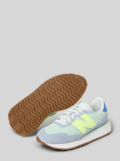 Produktfoto, Sneaker mit Logo-Detail von New Balance, Schnürverschluss, profilierte Sohle, grün-blauer Materialmix, Profilsohle, Damen, Absatzhöhe 4 cm, Schafthöhe 7 cm, Schaftweite 6 cm, abgerundete Passform