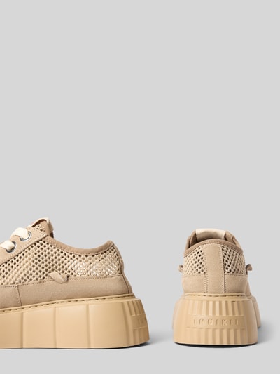 Produktfoto, Sneaker mit Plateau Modell 'Matilda' von INUIKII in Beige, Flecht-Optik, abgerundete Passform, Schnürverschluss, Absatzhöhe 5 cm, Schafthöhe 7 cm, Schaftweite 9 cm, matte und glatte Textur, seitlich und von hinten vor grauem Hintergrund.