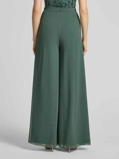 Frauenmodel trägt Wide Fit Hose mit Bundfalten von V by Vera Mont, semitransparent, grüner Stoff, Ganzkörperansicht Rückansicht.