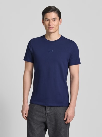 Männermodel trägt T-Shirt mit Rundhalsausschnitt und Label-Stitching von GAP, Herren T-Shirt aus Reine Baumwolle, Regular-Fit, Ganzkörperansicht von vorne. Rückenlänge bei Größe M: 69 cm.