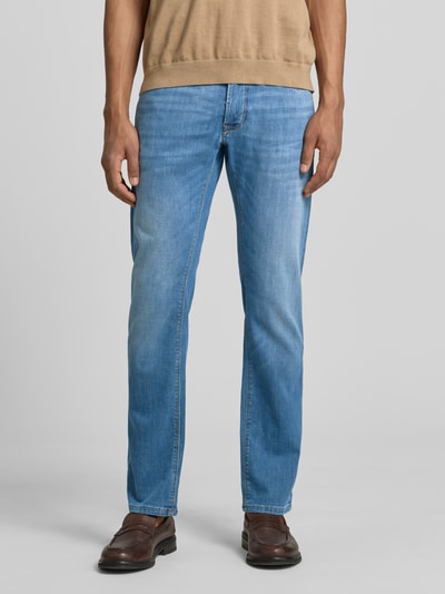 Männermodel trägt Jeans aus Candiani Denim Modell 'Lyon' von Pierre Cardin, tapered fit, blauw, katoenmix met stretch, Ganzkörperansicht von vorne