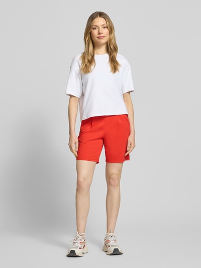 Vrouwenmodel draagt short met elastische band model 'Kate' van ICHI, materiaalmix met viscose, regular fit, vooraanzicht hele lichaam.
